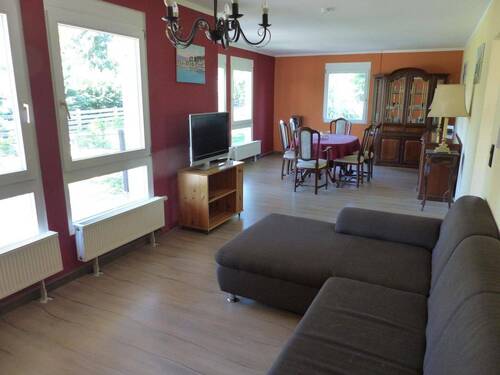 Wohnzimmer mit Blick zum Essbereich - 