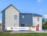 Rückansicht - Sofort bezugsfrei! Wärmepumpe - Fußbodenheizung - hochwertig saniertes 2-Familienhaus mit viel Land