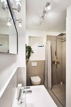 Modernes Bad mit WC - 