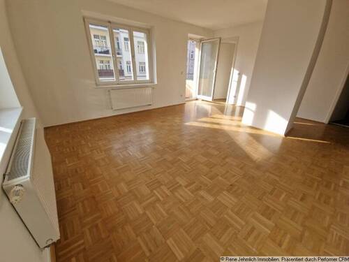 Wohnzimmer mit Balkon - 4 Zimmer Etagenwohnung zum Kaufen in Chemnitz