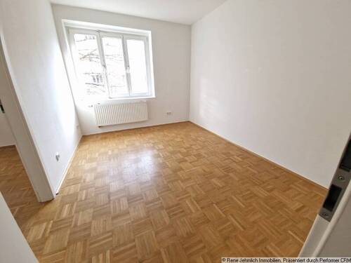 Kind 1 - 4 Zimmer Etagenwohnung in Chemnitz