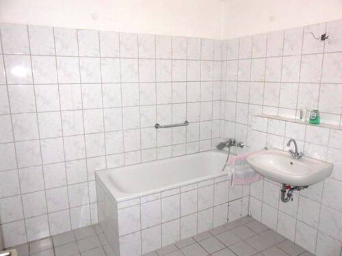 Bad mit Badewanne - 