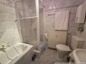 Bad mit Wanne und Dusche - 