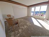 Wohnzimmer mit Balkon - 