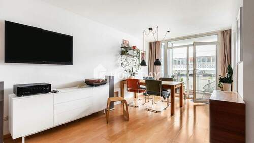 Wohnzimmer 2 - Komfort mitten in der City: Attraktive 2-Zimmer-Wohnung mit Balkon in zentraler Lage