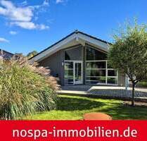 Bungalow im dänischen Stil mit offenem Wohnbereich und Carport mit Abstellraum. - Schafflund