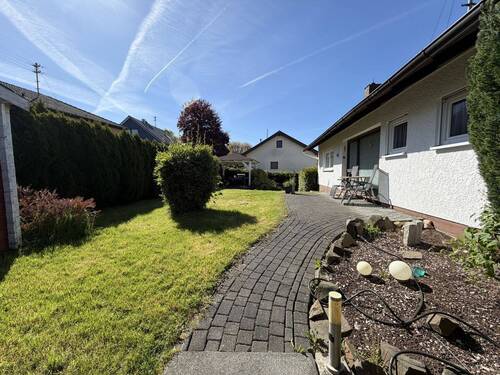 Garten/Eingang - 5 Zimmer Einfamilienhaus zum Kaufen in Wissen VG