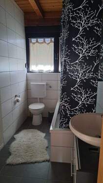 Badezimmer mit Dusche/Wanne - 