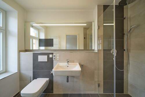 Referenz Denkmal Sanierung Bad - Spiegel mit TV - 1 Zimmer Mehrfamilienhaus, Wohnhaus zum Kaufen in Plauen