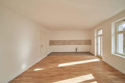 Referenz Denkmal Sanierung Küche
- 1 Zimmer Mehrfamilienhaus, Wohnhaus in Plauen