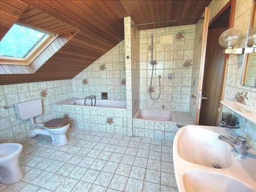 herrlich großes Bad im DG - 