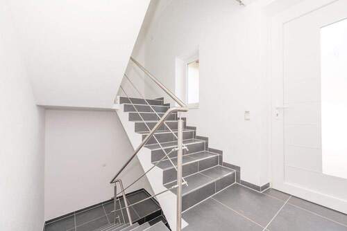 Treppenhaus - 1 Zimmer Mehrfamilienhaus, Wohnhaus zum Kaufen in Büchlberg / Saderreut