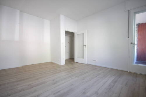 Wohnzimmer - Bezugsfreie 1-Zimmer-Wohnung mit Balkon (Erstbezug nach Sanierung) in bester Lage von Berlin-Spandau