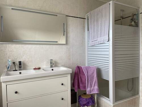 Bad mit Dusche und Wanne - 