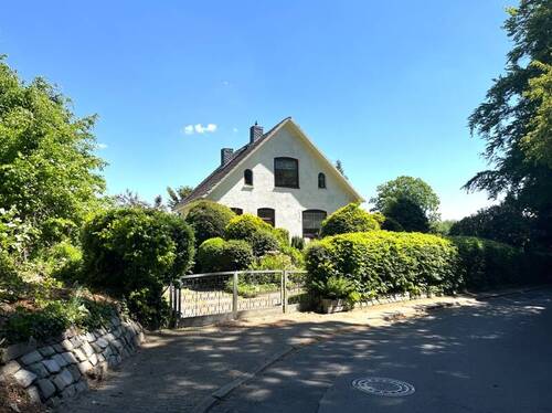 Blick aufs Haus von Westen - Solides Haus mit Potenzial in gefragter Lage - Oelixdorf bei Itzehoe