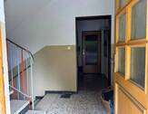 Eingangsbereich mit Treppenhaus - 