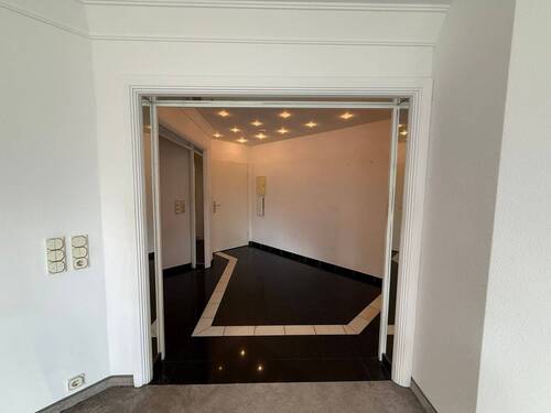 Flur - Etagenwohnung mit 94,00 m² in Cadolzburg zum Kaufen