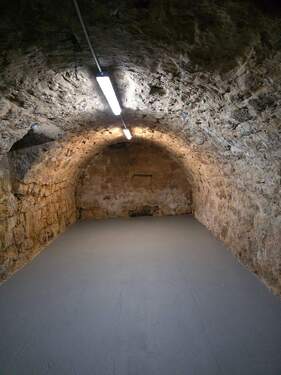 Gewölbekeller aufgeteilt - 