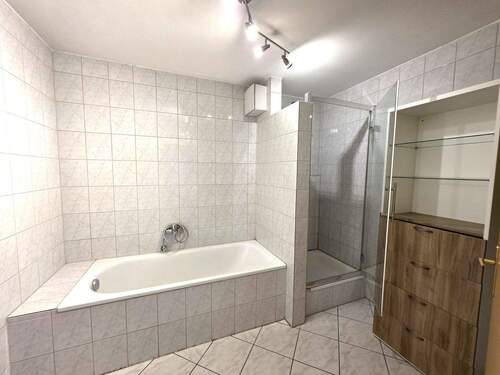 Bad.jpg - Gepflegte 4-Zimmer-Erdgeschosswohnung mit Balkon