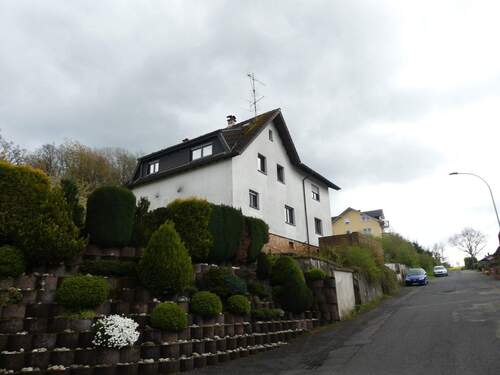 Straßenansicht - provisionsfrei für Ersteher -Zweifamilienhaus- Zwangsversteigerung