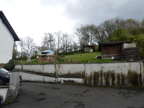 Gartenansicht von der Straße - 