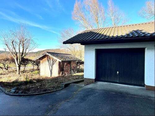 Garage mit Garten und Holzschuppen - 