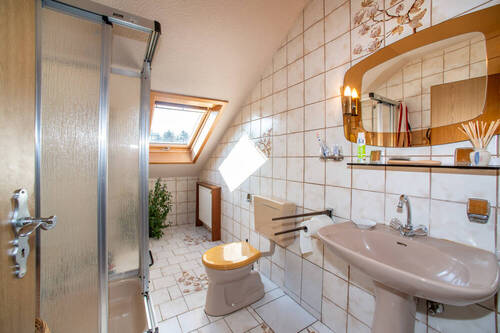 Bad mit Dusche und Tageslicht DG - 