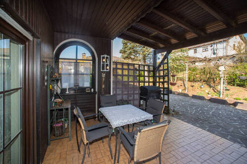 überdachte Terrasse und Garten - 