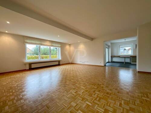 Wohnbereich und offen gestaltete Küche - 