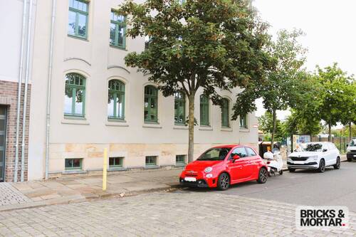 sehr gefplegtes Haus von der Straße aus - 