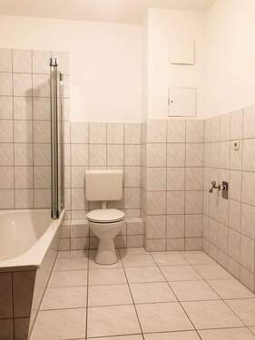 Musterbild Bad - Etagenwohnung mit 67,60 m&sup2; in Riesa zur Miete