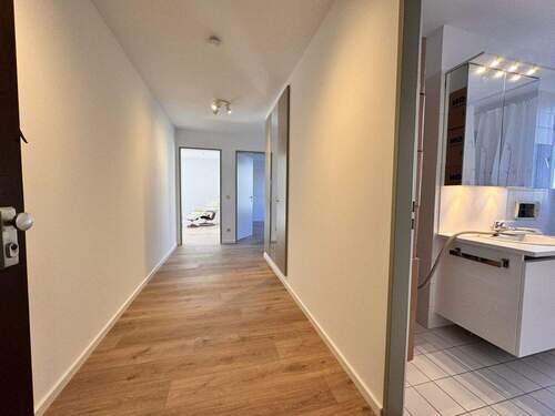 großer Flur mit Einbauschrank - 