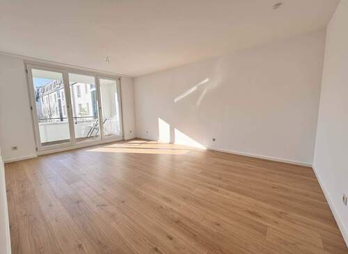 Wohnbereich mit Balkonzugang - 