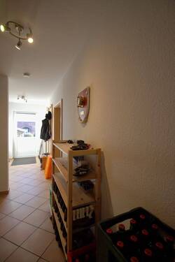 Flur mit Eingangstür - 5 Zimmer Einfamilienhaus in Itzehoe