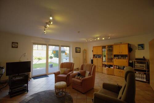 Wohnzimmer mit Blick zur Terrasse - 