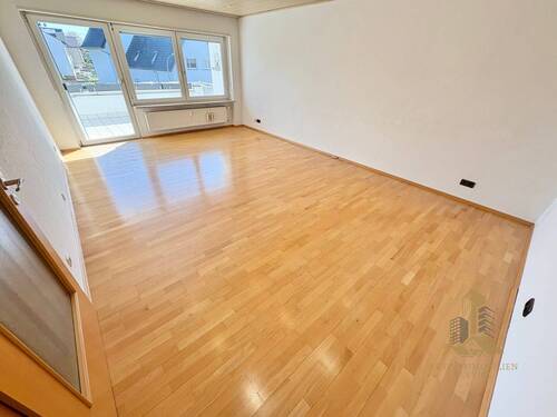 Wohnzimmer Ansicht 1 - Großzügige 3 ZW mit Balkon + Gäste-WC