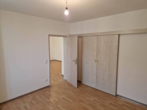 Schlafzimmer Richtung Bad.jpg - 