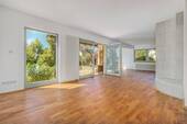 Lichtdurchflutetes Wohnzimmer - Klassik trifft Moderne auf phantastischem Grundstück