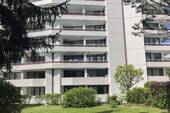 Außen Sommer - Beste Lage Göggingen: Großzügige 4-Zi.-Whg. auf zwei Ebenen (EG) mit TG & Dachpool mit Weitblick