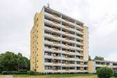 Bild 1 - Bezugsfreie Eigentumswohnung mit Balkon, Tiefgaragenstellplatz und Aufzug