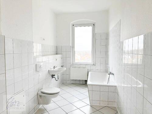 Tageslichtbad mit Wanne, WC, Waschtisch und Waschmaschinenanschluss - 