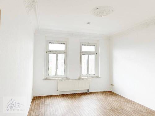 Wohnzimmer mit Stuckdecke - ***EXKLUSIVE 2-RAUM-ALTBAUWOHNUNG MIT STUCKDECKEN & ' BALKONEN *** Wohnen im Herzen von Alt-Riesa