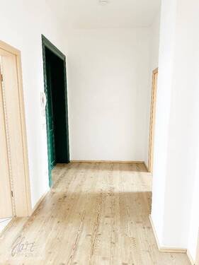 Flurbereich mit Blick zur Wohnungseingangstür - 