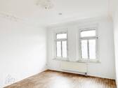 Wohnzimmer mit Stuckdecke - 2 Zimmer Etagenwohnung zur Miete in Riesa