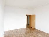 Wohnzimmer mit Stuckdecke und Blick Richtung Flurbereich - 2 Zimmer Etagenwohnung in Riesa