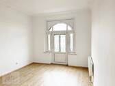 Schlafzimmer mit Stuckdecke und Blick Richtung kleinem Balkon - 