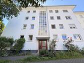 vor dem Eingang - Helle und gut geschnittene 3 Zimmer-Wohnung in einer sehr guten Lage