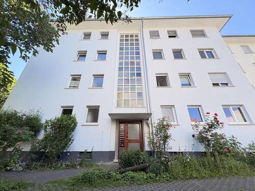 vor dem Eingang - Helle und gut geschnittene 3 Zimmer-Wohnung in einer sehr guten Lage