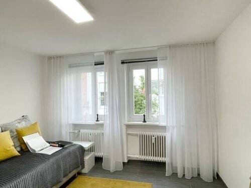 Helles Wohn- und Schlafzimmer - 