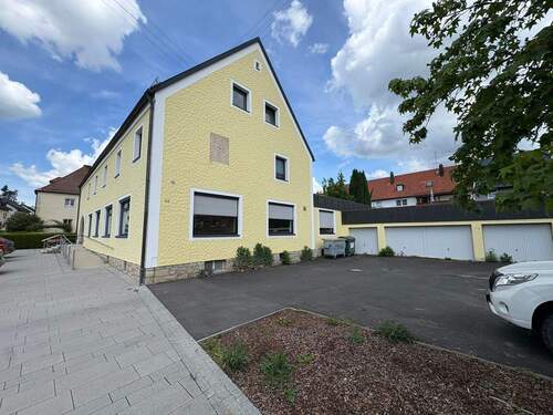 Garagenhof/Parkplätze - 1 Zimmer Mehrfamilienhaus, Wohnhaus in Wiesau